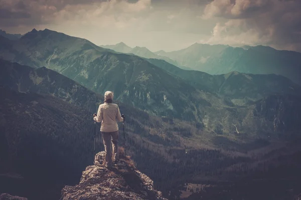 Kvinna hiker högst upp på ett berg — Stockfoto