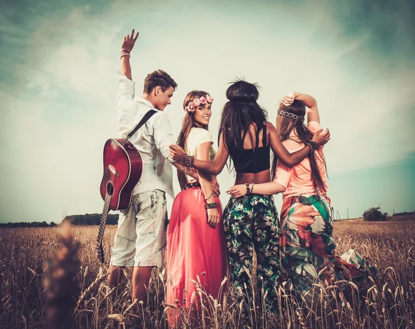 Amigos hippies multi-étnicos num campo de trigo — Fotografia de Stock