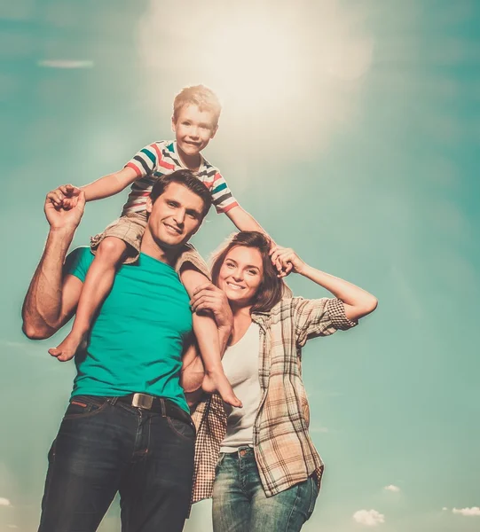 Familia con su hijo al aire libre — Foto de Stock