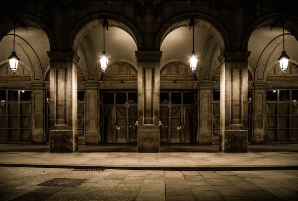 Fachada de edificio con columnas y faroles —  Fotos de Stock