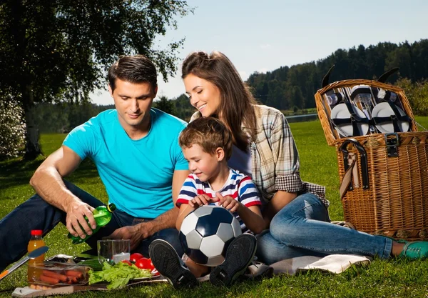 Familie buiten hebben picknick — Stockfoto