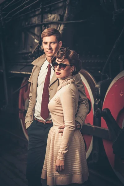 Couple near steam locomotive — Stock Photo, Image