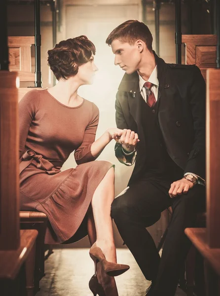 Vintage estilo casal dentro retro trem treinador — Fotografia de Stock