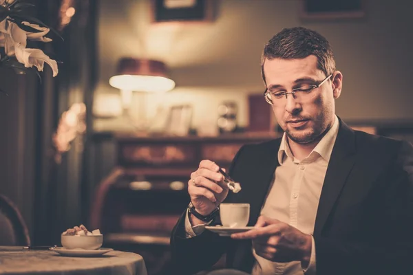 De mediana edad con una taza de café — Foto de Stock