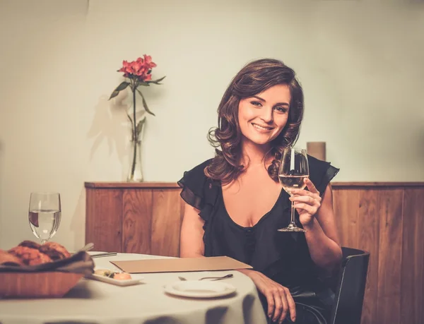 Krásná mladá dáma sama v restauraci — Stock fotografie