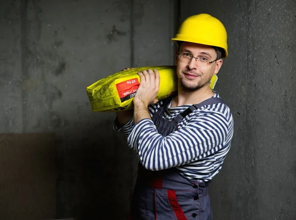 Constructor llevar bolsa con cemento en el hombro —  Fotos de Stock