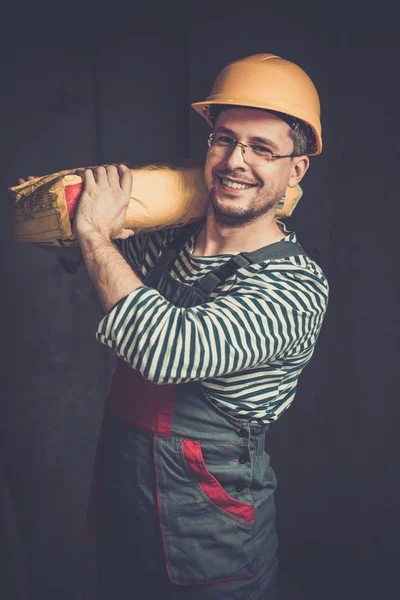 Bauarbeiter trägt Tasche mit Zement auf der Schulter — Stockfoto