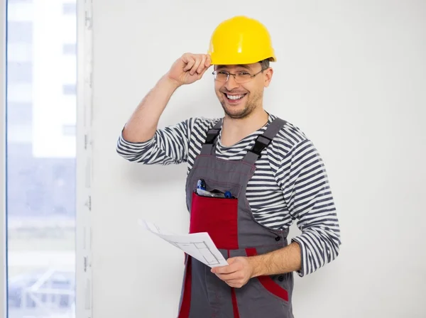 Foreman met bouw plan in het nieuwe gebouw interieur — Stockfoto