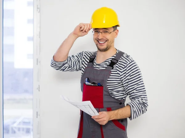 Contremaître avec plan de construction dans l'intérieur du nouveau bâtiment — Photo