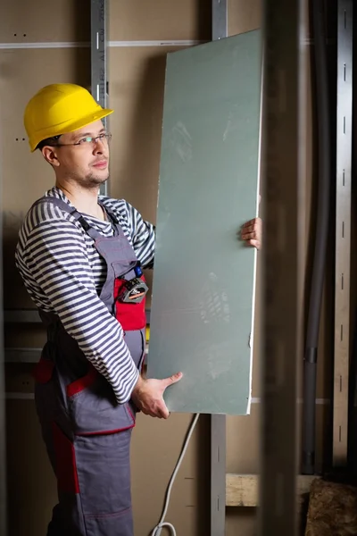 Builder with plasterboard — Stock Photo, Image