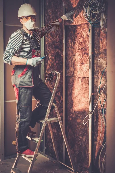 Elektriker arbeitet mit Drähten — Stockfoto