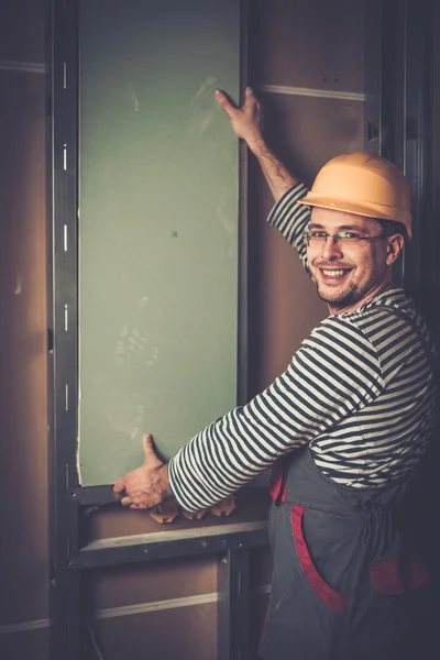 Builder with plasterboard — Stock Photo, Image