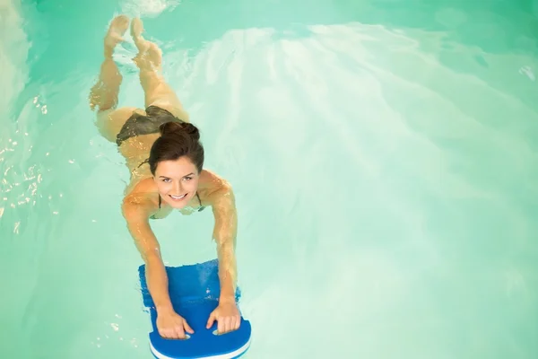 Kvinna på vatten aerobics workout — Stockfoto