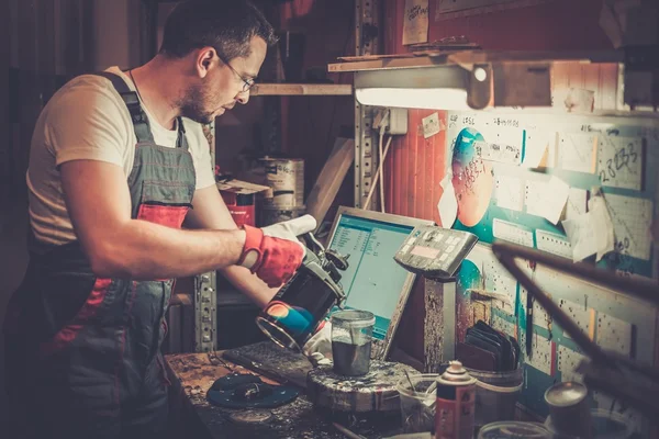 Serviceman mixing paint — Stock Photo, Image