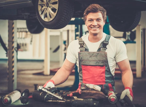 Mécanicien avec outils dans un atelier automobile — Photo