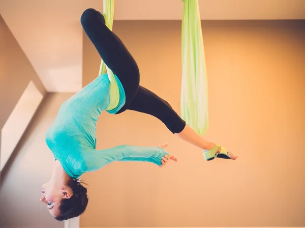 Kvinnan utför anti gravitation yoga övning — Stockfoto