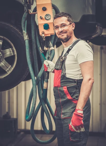 Serviceman en un taller de coches — Foto de Stock