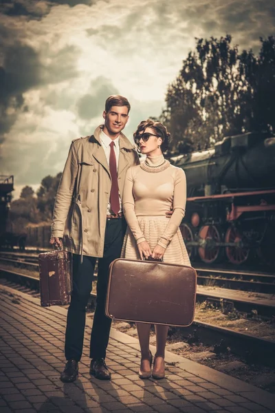 Casal estilo vintage na plataforma da estação ferroviária — Fotografia de Stock