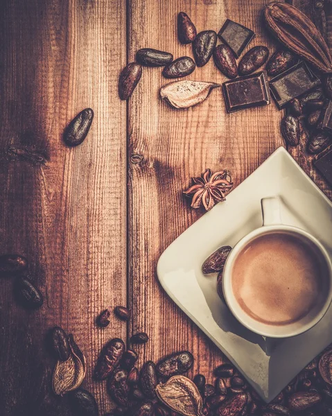 Taza de café en una mesa de madera —  Fotos de Stock