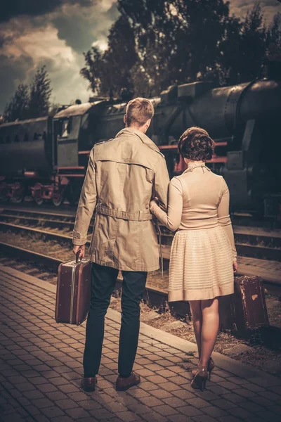 Ζευγάρι vintage στυλ σε σιδηροδρομικό σταθμό πλατφόρμα — Φωτογραφία Αρχείου