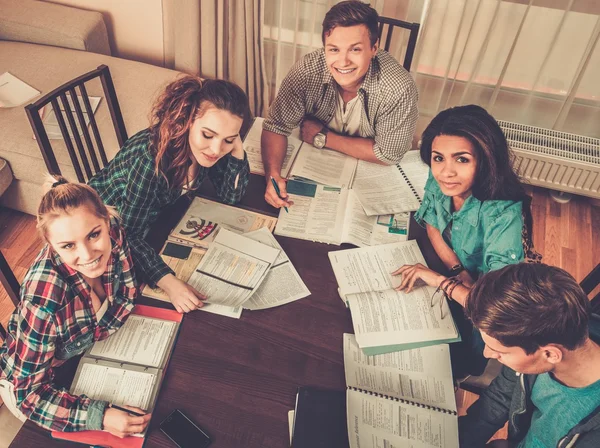 Groupe multi-ethnique d'étudiants se préparant aux examens — Photo