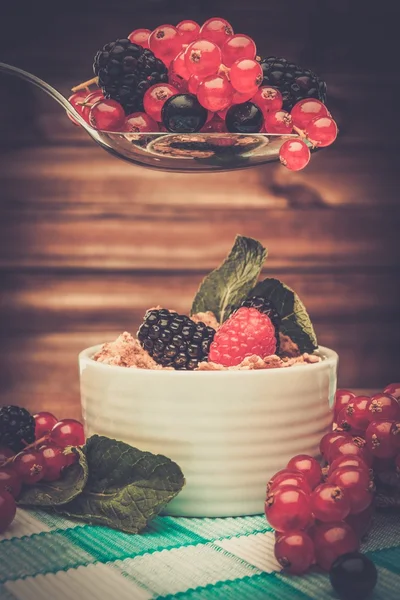 Мюслі і ягоди на столі — стокове фото