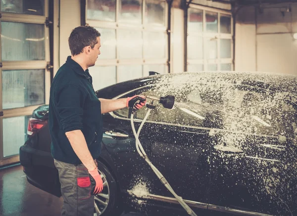 Lavaggio operaio auto di lusso su un autolavaggio — Foto Stock