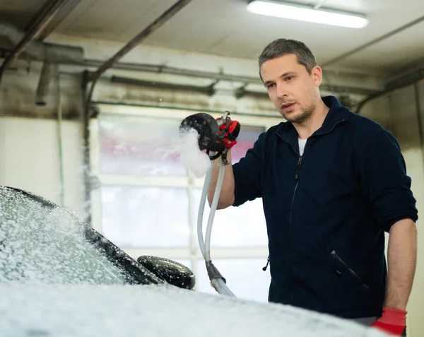Pracovník mytí luxusních aut na mytí aut — Stock fotografie