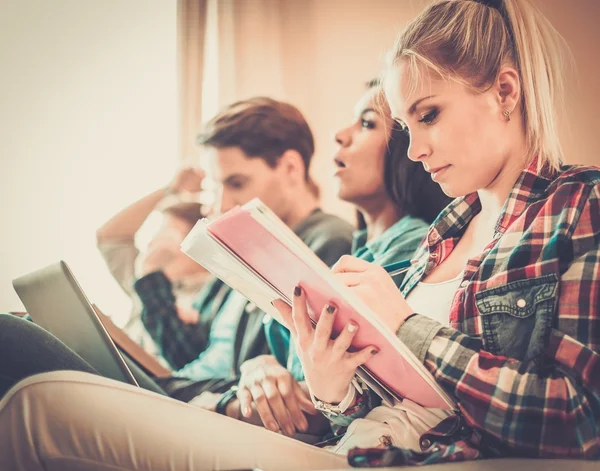 Jeunes étudiants multi-ethniques se préparant aux examens — Photo