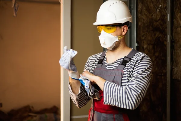 Builder i skyddskläder — Stockfoto