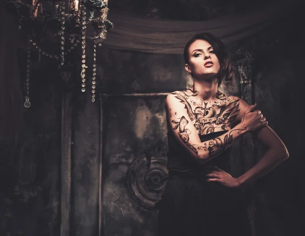 Tatuato bella donna — Foto Stock