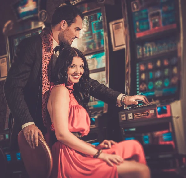 Couple near slot machine in a casino — Stock Photo, Image