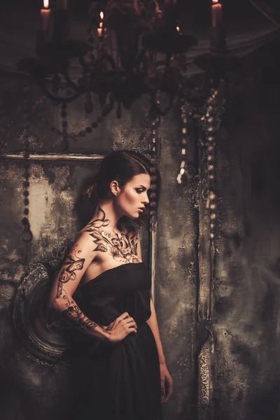 Tatuado bela mulher — Fotografia de Stock