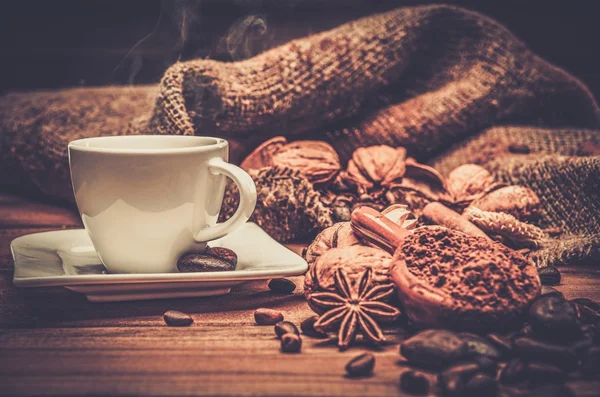 Tema caffè su tavolo in legno — Foto Stock