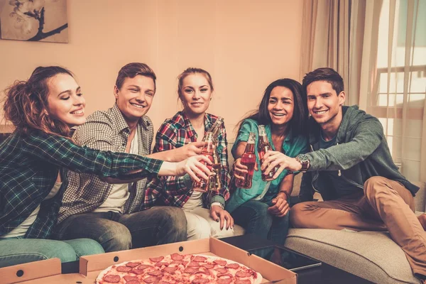 Multiethnische Freunde mit Pizza und Getränkeflaschen — Stockfoto