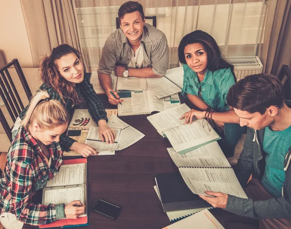 Многонациональная группа студентов, готовящихся к экзаменам — стоковое фото
