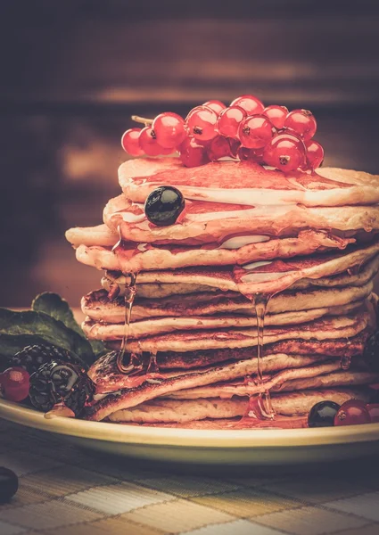 Pannkakor med lönnsirap — Stockfoto