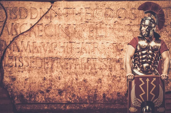 Římský legionář vojáka před stěnu — Stock fotografie