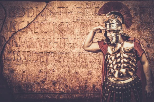 Soldado legionario romano frente a la pared —  Fotos de Stock