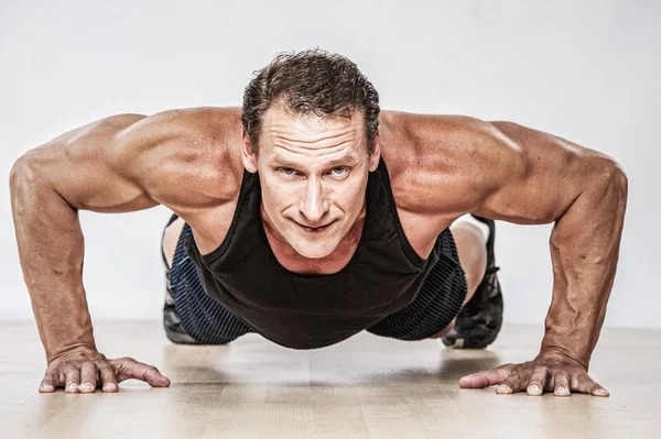 Muscular man doing push-up — Stock Photo, Image