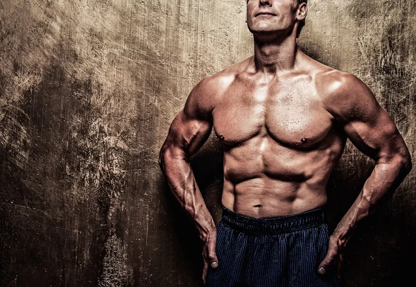 Homme d'âge moyen avec le corps musculaire — Photo