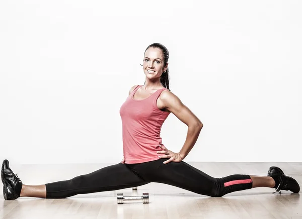 Atleta mulher fazendo split — Fotografia de Stock