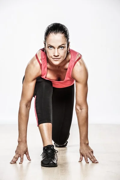 Kobieta lekkoatletka robienie ćwiczeń fitness — Zdjęcie stockowe