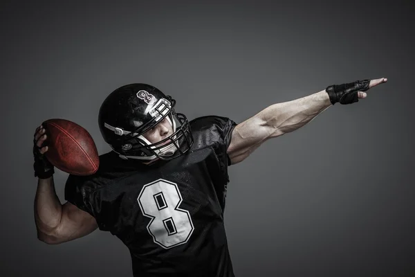 Jogador de futebol americano com bola — Fotografia de Stock