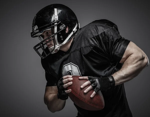 American Football Spieler mit Ball — Stockfoto