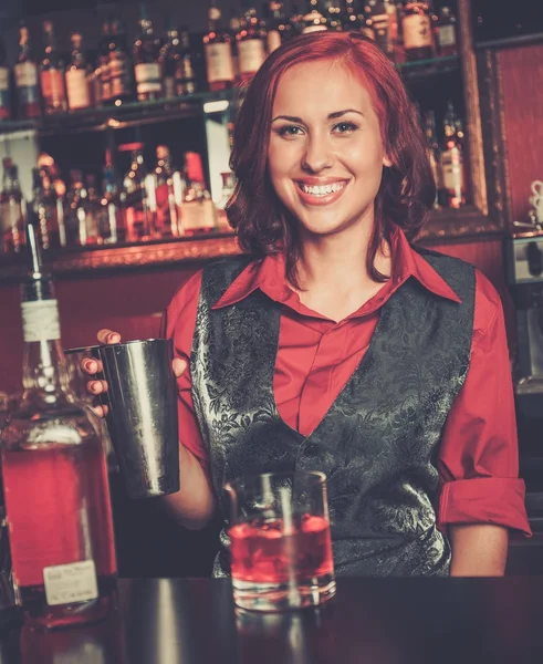 Rossa barmaid fare cocktail — Foto Stock