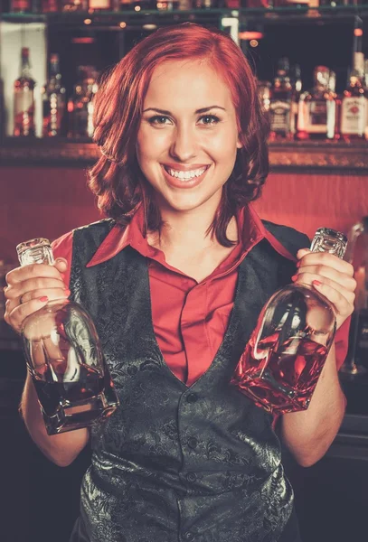 Rossa barmaid a bar — Foto Stock