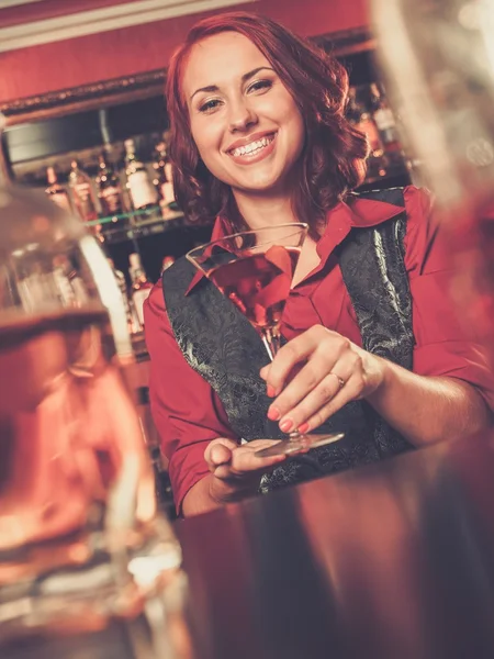 Zrzka barmanka s koktejlem — Stock fotografie
