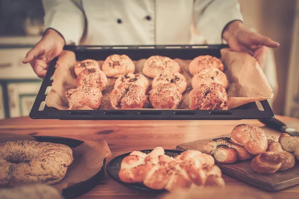 Mulher cozinheiro com prato de produtos caseiros — Fotografia de Stock