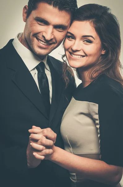 Pareja sonriente en traje y vestido —  Fotos de Stock